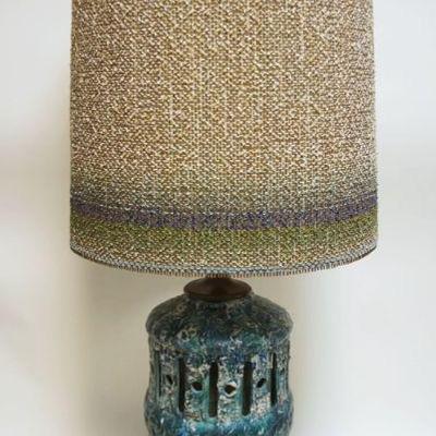 1185	UNUSUAL VINTAGE MIDCENTURY MODERN MOTTLED TEXTURED 3 DIMENTIONAL TABLE LAMP W/INTERIOR CLOTH CYLINDER & ORIGINAL SHADE, APPROXMATELY...