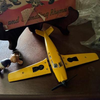 Vintage children's toys - Lionel 6800 Airplane with flat car