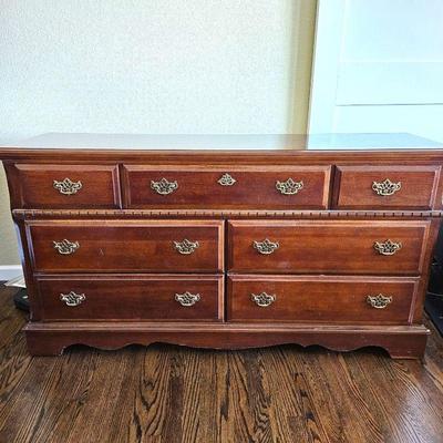 Traditional Dark Wood Dresser with 7 Drawers - 62