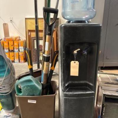 #4028 • Trash can & Water Dispenser & Swiffer, Broom,Tools
