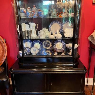 1920s Art Deco display cabinet, china cabinet, black lacquer with curved glass sides