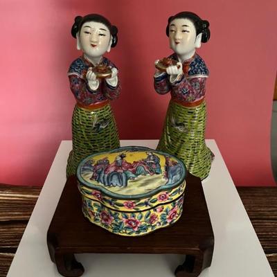 Chinese and Japanese porcelain, carvings, figures, cloisonné, mid to early 20th century