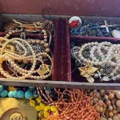 Costume Jewelry Mystery Lot
Faux pearls, pins, rings, necklaces, and more. Happy hunting! 
