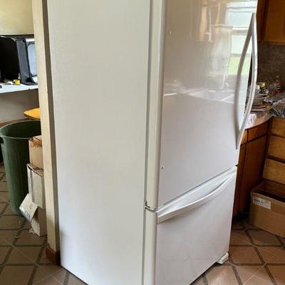 Whirlpool WRB322DMBW01 Refrigerator
