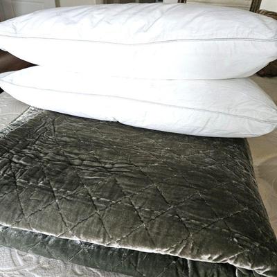  Ethan Allen Queen Quilted Bedspread in Forest Green Plus Two Wamsutta Dream Zone Queen Pillows 