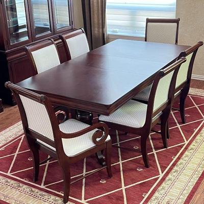 Mahogany Tone Dining table with 6 chairs and 2 leaves BROYHILL 