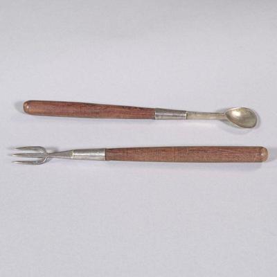 (2PC) BRUTALIST STERLING SERVERS | Sterling silver ends with wooden handles. - l. 9.5 in

