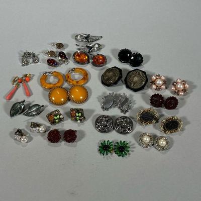 LOT OF COSTUME JEWELRY EARRINGS |

