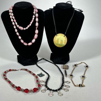 (7PC) ASSORTED COSTUME JEWELRY NECKLACES/CHARMS |


