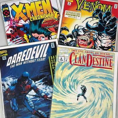 (4PC) LOT OF VINTAGE MARVEL COMIC BOOKS | Featuring X-Men, Daredevil, Venom, and ClanDestine. - l. 10 x w. 7 in


