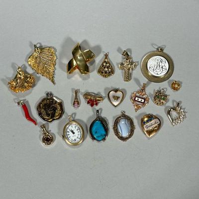 LOT OF NECKLACE CHARMS |


