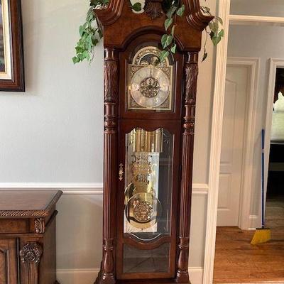 Howard Miller Grandfather Clock  Lindsey Beautiful Condition and Keeps Time Great