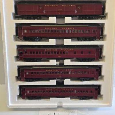 #8032 • MTH Electric Trains Scale Madison Passenger Model Train Set
