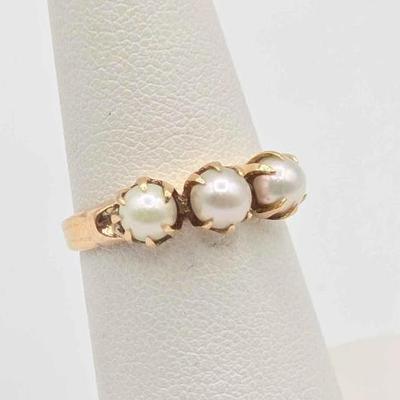 #808 • 10K Gold Ring with 3 Pearls, 2.42g
