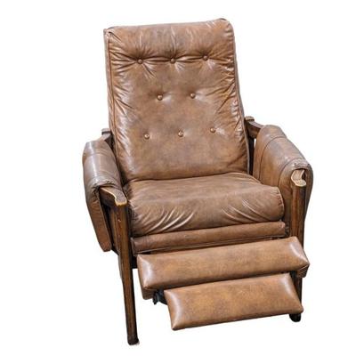 #115 • Vintage Faux Leather and Wood Recliner
WWW.LUX.BID