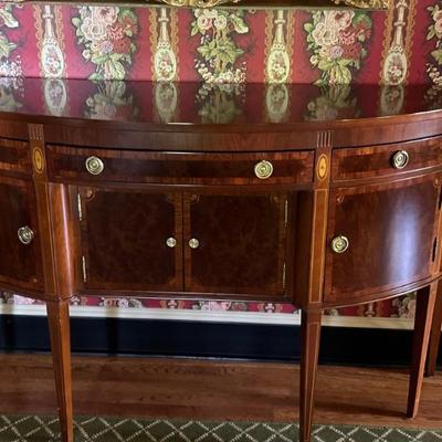 Sideboard in excellent condition. 