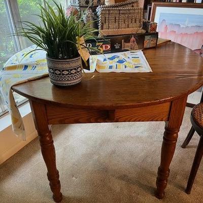 Oak Round Table with two leaves