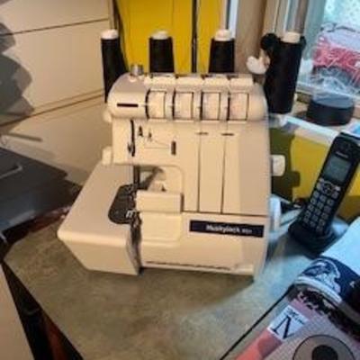 Huskylock 901 sewing serger