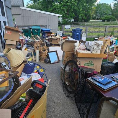 Yard sale photo in Saint Charles, IL