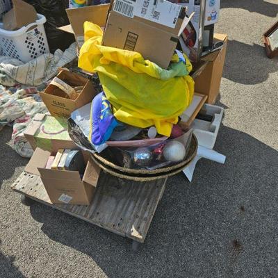 Yard sale photo in Saint Charles, IL