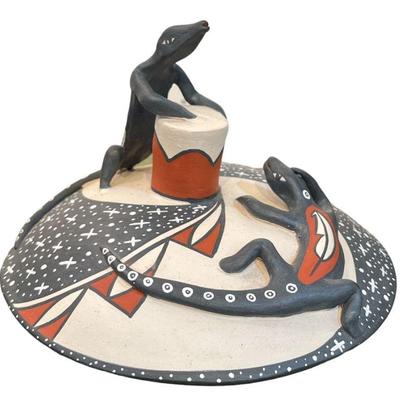 Signed ANGELINA MEDINA Pueblo Lizard Pot
