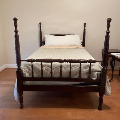 Four-poster bed, full size mattress