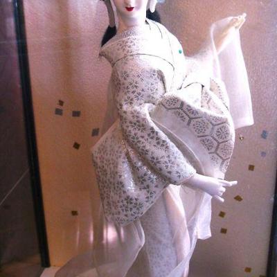 Geisha Doll Snow Queen Silk Kimono Nishi & Co. Japan 18 inches in Glass Case