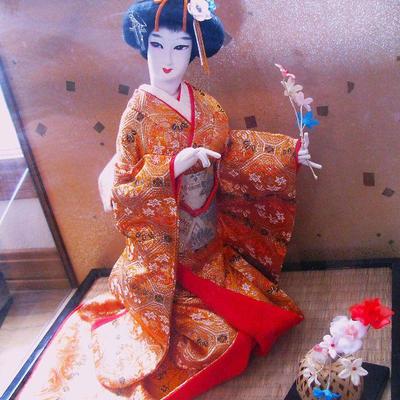 Beautiful Vintage Japanese GEISHA Doll in Glass Case
