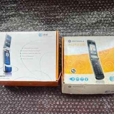 PPE156- (2) Motorola Flip Phones