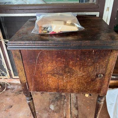 PPE203- Vintage Singer Sewing Machine With Wooden Cabinet