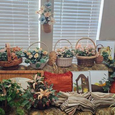 Many floral arrangements 