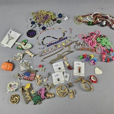 Lot 352 | Vintage Costume Jewelry, Holiday Brooches & More!