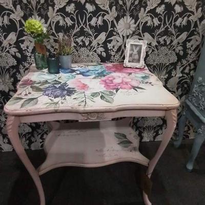 PINK FLORAL TABLE