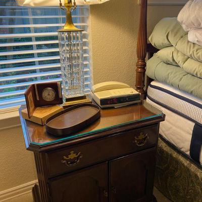 Drexel, Mahogany matching night stands and matching bedside table crystal lamps