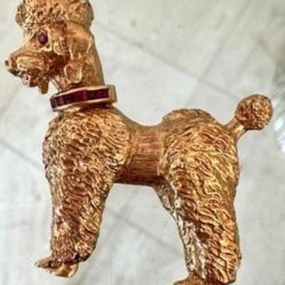 Vintage 14k Poodle Brooch, simply delightful! The eyes and collar look to be made from rubies

Measures about 1.5 inches. 