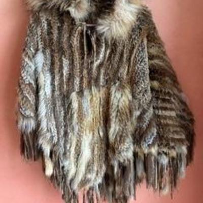 Ladies Fur Shawl by Rizal

No size label, likely a small. In overall good condition with light wear. 