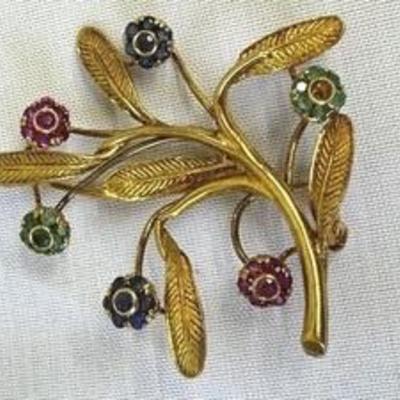 Beautiful 18K and Gemstone Gold Brooch accented with gemstone. Missing one gemstone in the center of a flower 

Measures about 1.8 inches