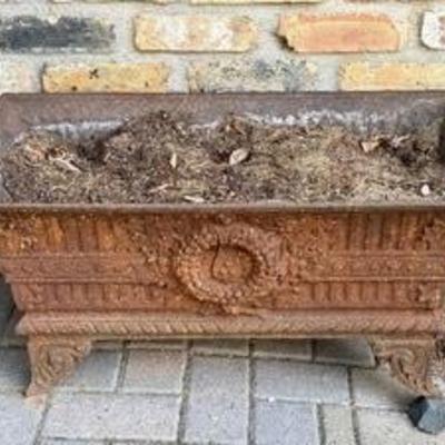 Vintage Metal Planter 

Item in vintage condition with wear including rust which enhances the appearance! 

Measures 28
