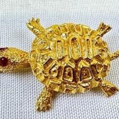 Vintage 14k Gold Turtle Brooch accented with a ruby eye

Measures about one inch in length 