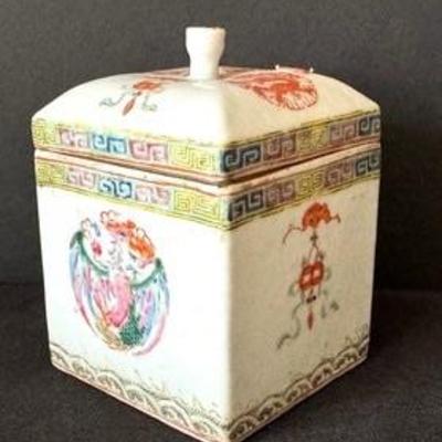 Antique Porcelain Chinese Tea Box with phoenix-dragon decoration, 4-character artist red mark (陳Chen 萬Wan),

Item in vintage condition...