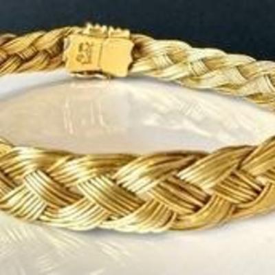 Henry Dunay Gorgeous 18k Gold Bracelet crafted in a beautiful woven design. 

Lovely women's bracelet 