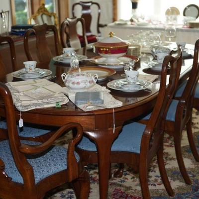 Exceptional quality dining room table with two leaves. 
Mahogany with fruitwood edge  inlay and  eight chairs. 