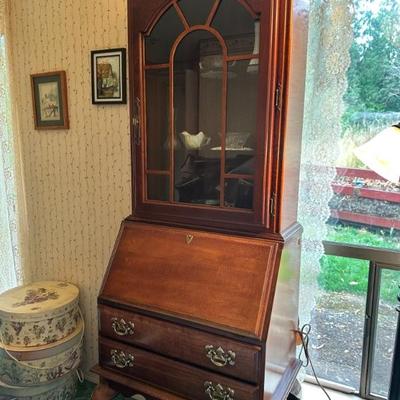 American Drew secretary desk (closed)