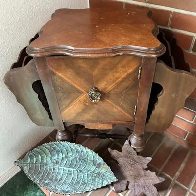 Magazine / newspaper stand (front view)
