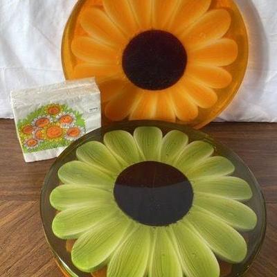 1970’s Sunflower Thick Resin Lazysusans * Daisy Paper Napkins

