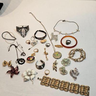 https://www.auctionninja.com/stress-free-estate-services-llc/sales/details/gold-jewelry-coins-antiques-toys-art-collectibles-fishing-lure...