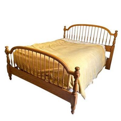 Oak Spindle Queen-Sized Bed