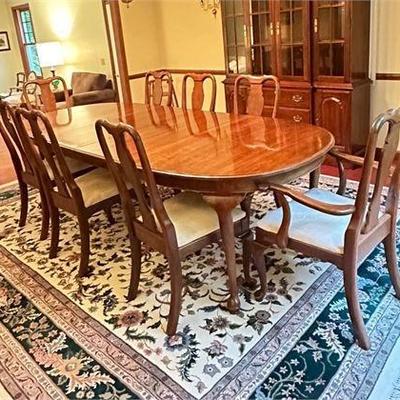 Kling Furniture Queen Anne Style Dining Room Table with Eight Chairs
