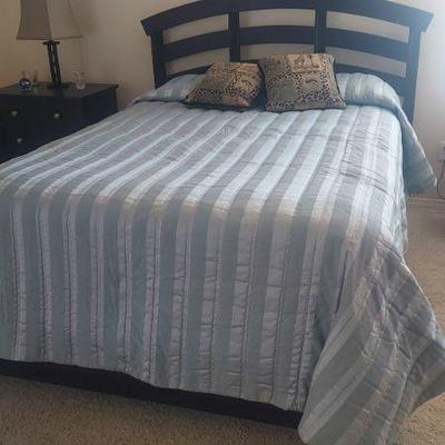 Manhattan Collection and nearly new Sealy Mattress 