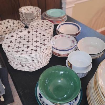 Dishes, bowls including Corell.